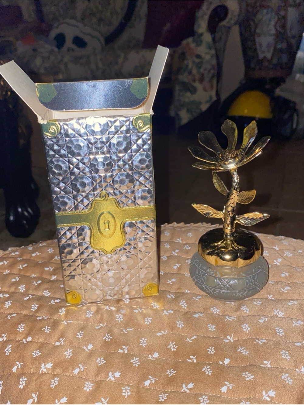 Rare Vintage 1970s AVON Keepsake Field Flowers Sachet Cream Frosted Glass Bottl